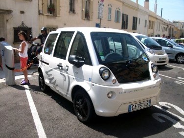 Voiture_électrique_Mia_en_rechargement_-Nice.JPG